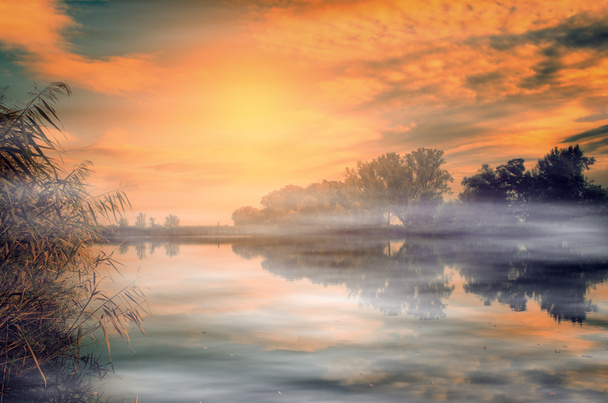 霧の湖のビンテージ写真 - 写真・画像