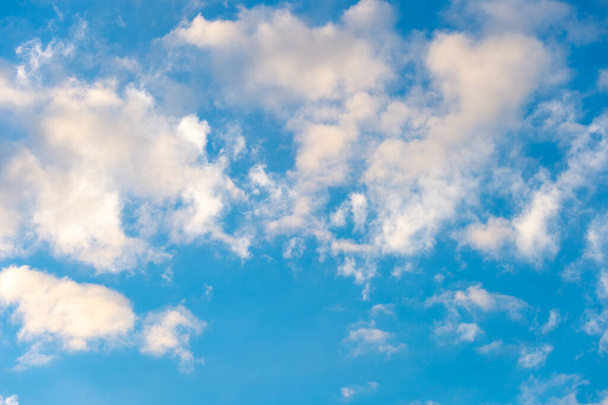 Nuvem bonita no céu azul
 - Foto, Imagem