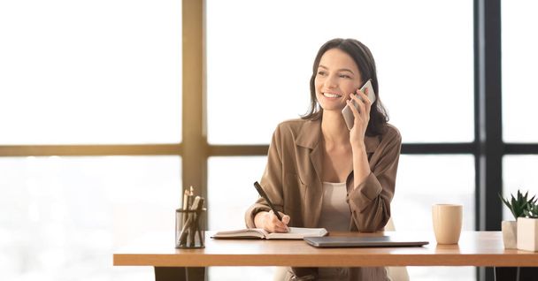 Retrato de mulher de negócios feliz fazendo telefonema
 - Foto, Imagem