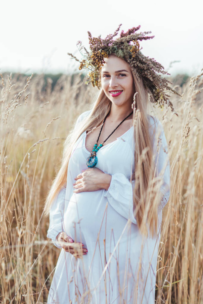 Pregnant mom in the field - Фото, изображение