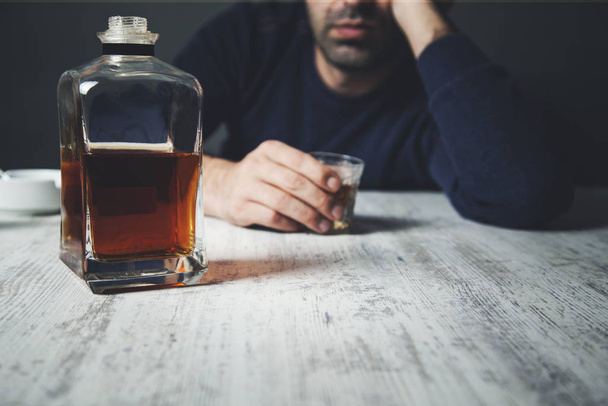 Smutný muž ruční whiskey - Fotografie, Obrázek