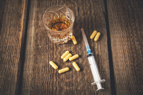 medicijn met spuit en whisky  - Foto, afbeelding