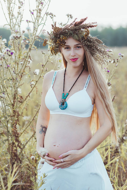 Pregnant mom in the field - Foto, afbeelding