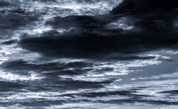 暗い劇的な空と雲。死と悲しい概念の背景。灰色の空とふわふわの白い雲。雷と嵐の空。悲しくて気持ちの良い空。自然を背景に。抽象的な背景で死んだ。雲景. - 写真・画像