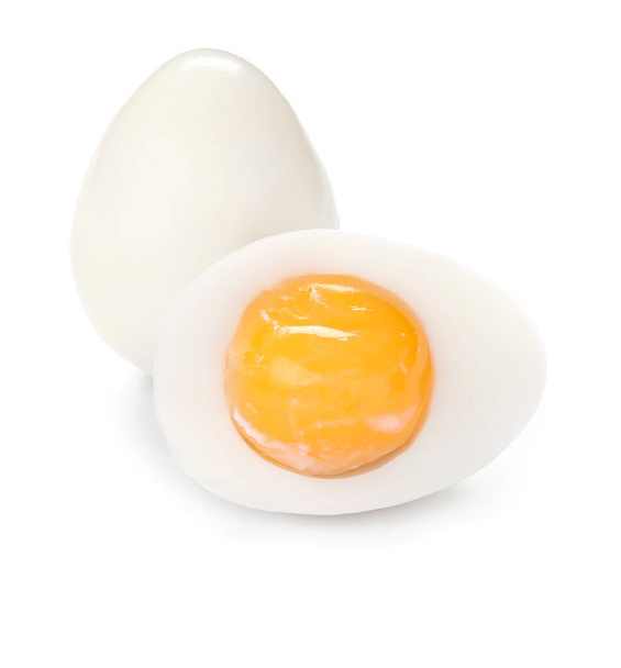 白い背景の上のゆで卵おいしい - 写真・画像