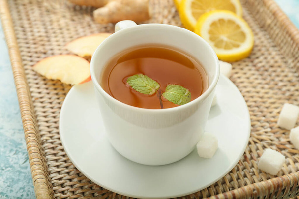 Чашка горячего чая на столе - Фото, изображение