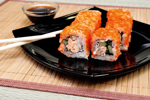 Rollos japoneses con caviar masago
 - Foto, Imagen