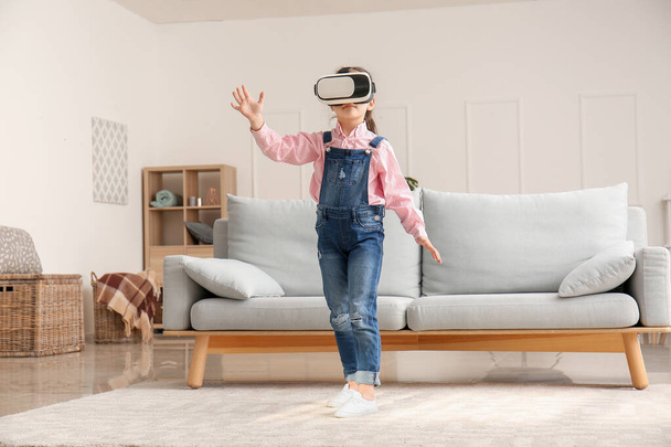 Petite fille avec lunettes de réalité virtuelle à la maison
 - Photo, image
