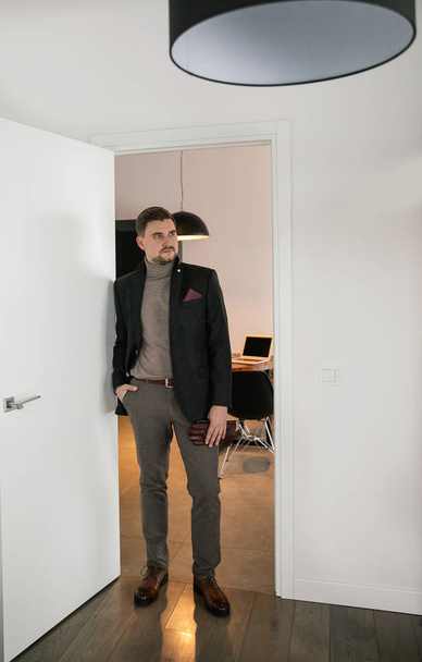 fashionably dressed businessman with a beard - stylish suit, brown shoes, tie, gloves, a man posing in an expensive apartment - Foto, Imagem