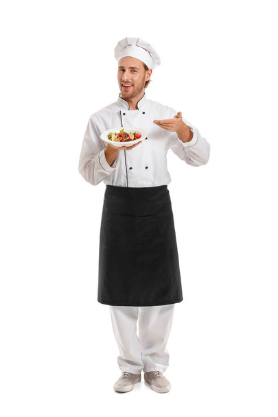 Счастливый шеф-повар с приготовленным блюдом на белом фоне
 - Фото, изображение