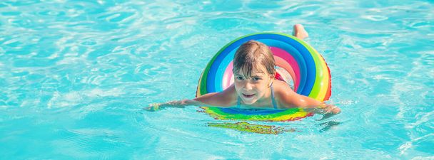Çocuk yüzüyor ve havuza dalıyor. Seçici odak. - Fotoğraf, Görsel