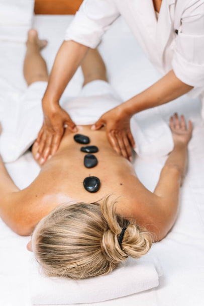menina caucasiana recebendo uma massagem no centro de beleza - Foto, Imagem