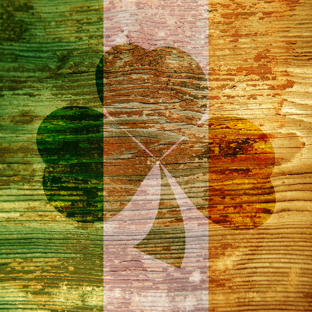 Den svatého Patrika. Tmavá skvrna ve tvaru kamínků na dřevěném povrchu barvy irské vlajky.  - Fotografie, Obrázek