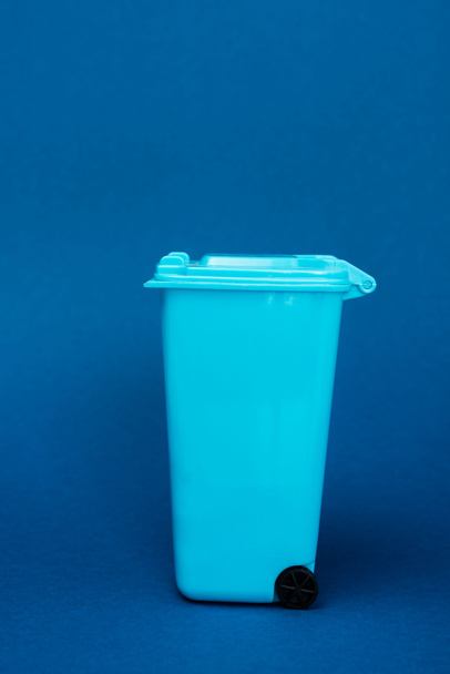 toy trash can on blue background with copy space - Foto, Imagem
