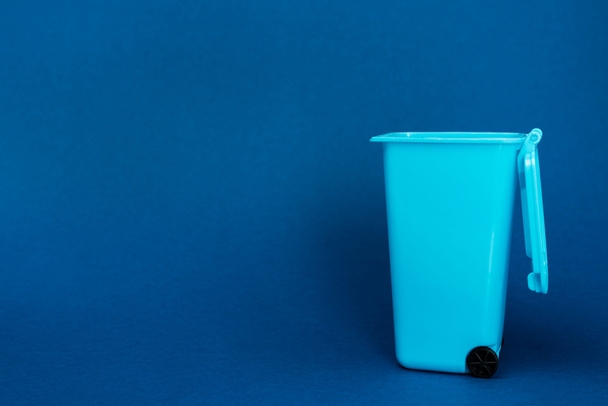 toy trash can on blue background with copy space - Foto, Imagen