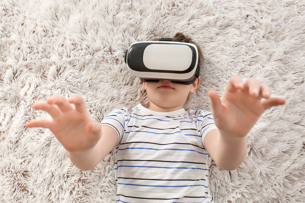 Μικρό αγόρι με γυαλιά εικονικής πραγματικότητας στο σπίτι - Φωτογραφία, εικόνα