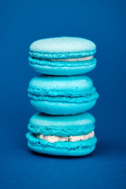 süße und leckere französische Makronen auf blauem Hintergrund  - Foto, Bild