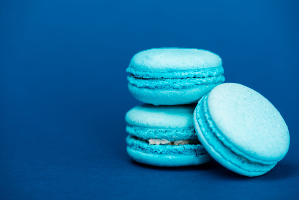 savoureux macarons français sur fond bleu avec espace de copie
  - Photo, image