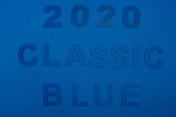 vue du dessus du lettrage bleu classique et des chiffres 2020 isolés sur bleu
 - Photo, image