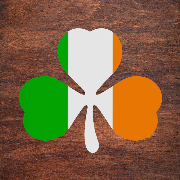 День Святого Патрика. Шампунь цвета ирландского флага нарисована на деревянной поверхности. Трехлистный клевер
.  - Фото, изображение