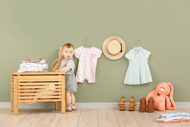 Söpö vauva tyylikkäillä vaatteilla kotona
 - Valokuva, kuva