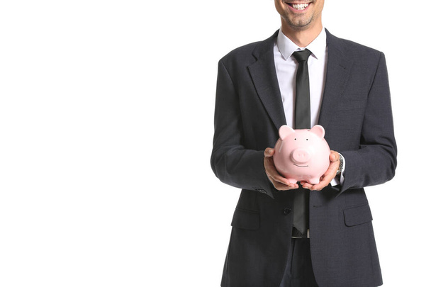 Gestor de banco masculino feliz com banco porquinho no fundo branco
 - Foto, Imagem