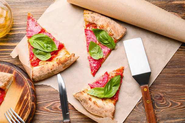 Tranches de pizza savoureuse sur table en bois
 - Photo, image