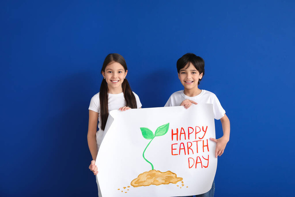 Małe dzieci z rysunkiem na tle koloru. Obchody Dnia Ziemi - Zdjęcie, obraz