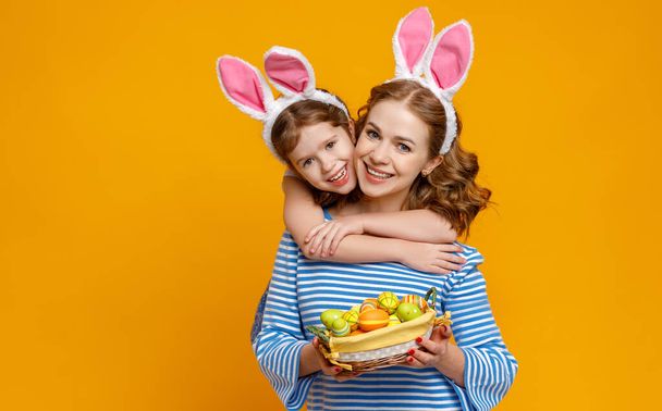 Счастливой Пасхи! семья мать и ребенок дочь с ушами заяц ж
 - Фото, изображение