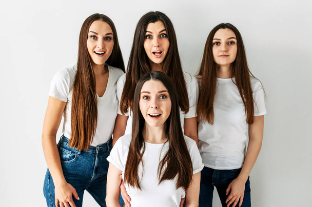 Muotokuva neljästä tytöstä, joilla on erilaisia tunteita
 - Valokuva, kuva