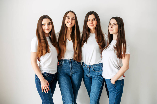 Grupa młodych dziewcząt w ubraniach casual w studio - Zdjęcie, obraz