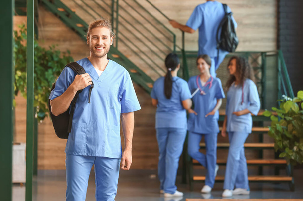 Ομάδα φοιτητών ιατρικής στο διάδρομο της σύγχρονης κλινικής - Φωτογραφία, εικόνα