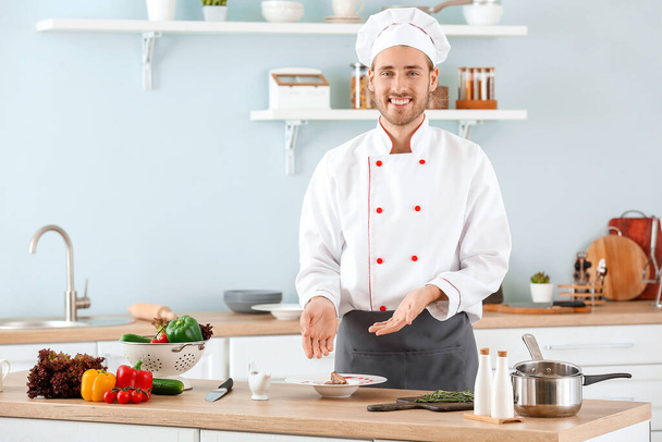 Male chef with prepared dish in kitchen - Foto, Bild