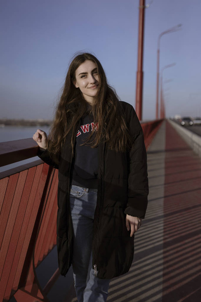 Beautiful woman on a bridge, portrait - Foto, Imagem