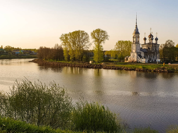 Vologda. Beautiful spring day on the river Bank. Church Of The M - Fotoğraf, Görsel