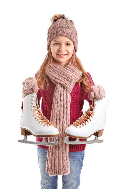 Schattig klein meisje met schaatsen op witte achtergrond - Foto, afbeelding