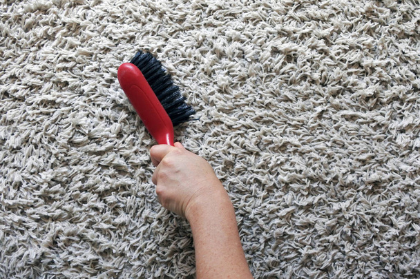 POV de persona limpiando una alfombra
 - Foto, imagen