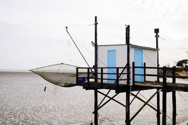 Saint Palais sur Mer cabana de madeira de pescador com grande rede na costa atlântica da França
 - Foto, Imagem