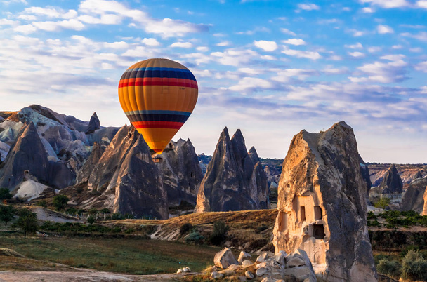 Balões coloridos de ar quente sobrevoando o vale na Capadócia, Anatólia, Turquia. Montanhas vulcânicas no parque nacional de Goreme
. - Foto, Imagem