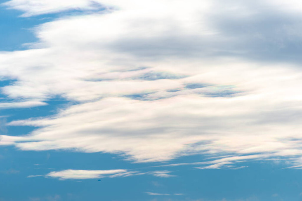 Kaunis pilvi sinisellä taivaalla
 - Valokuva, kuva