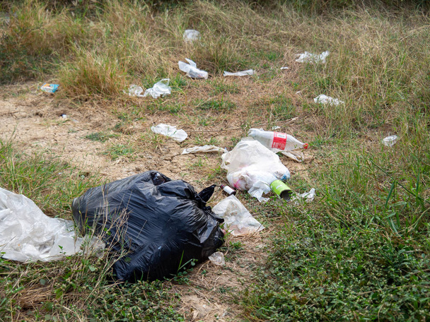 La basura que se tiró en el parque al lado de la carretera, residuos de plástico - Foto, Imagen