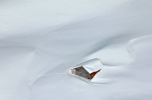 Snowed-in mountain hut in the Alps - Fotografie, Obrázek