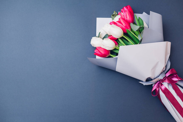Весенние цветы. Женский день. Букет белых и пинг тюльпанов. Подарок на День Матери. Космос
 - Фото, изображение