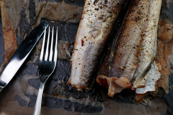 merluza de pescado cocida en el horno con hierbas
 - Foto, imagen