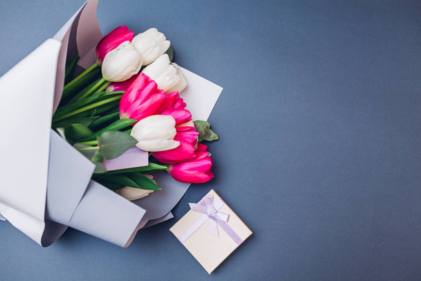 Spring flowers with gift box. Women's day background. Bouquet of white and ping tulips. Present for Mother's day - Foto, imagen