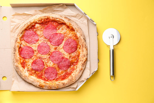 Renkli arkaplanda lezzetli pizza kutusu - Fotoğraf, Görsel