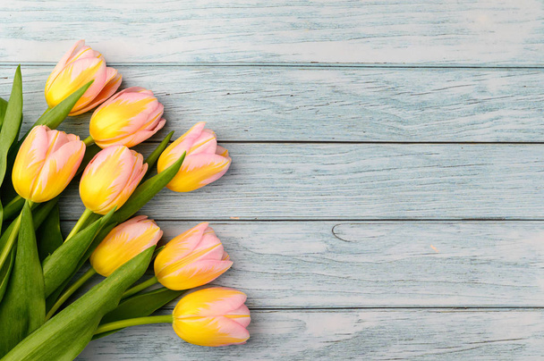Jarní pozadí. Barevné kvetoucí tulipány na dřevěném pozadí. Kopírovat prostor. - Fotografie, Obrázek