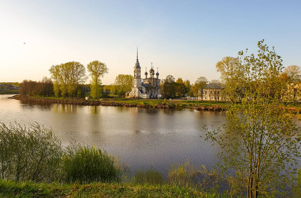 Vologda. Beautiful spring day on the river Bank. Church Of The M - Foto, Bild