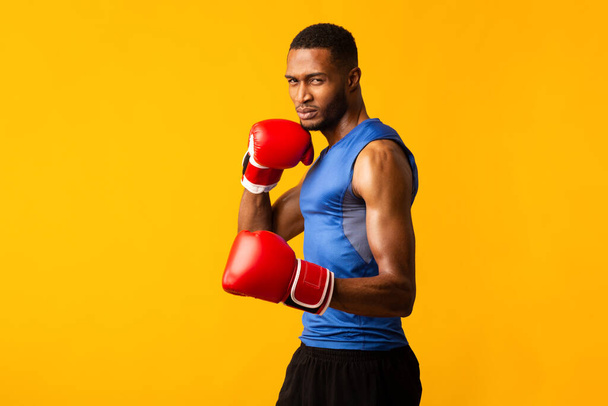 Sebevědomý afro bojovník demonstrující klasický boxerský postoj - Fotografie, Obrázek