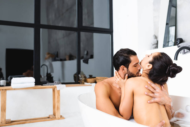 bel homme baisers et câlins nue copine dans baignoire
  - Photo, image